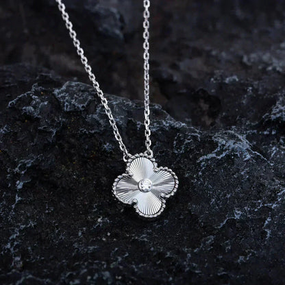 [Raffine] COLLAR DE PLATA CON LÁSER Y DIAMANTES DE TRÉBOL DE 15 MM