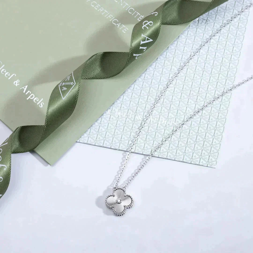 [Raffine] COLLAR DE PLATA CON LÁSER Y DIAMANTES DE TRÉBOL DE 15 MM