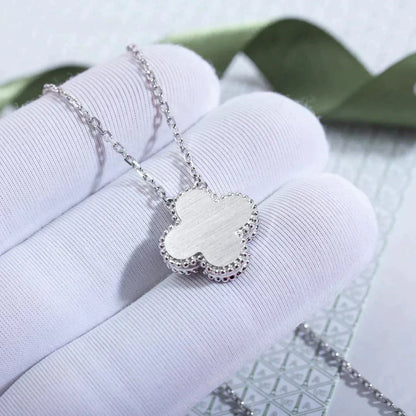 [Raffine] COLLAR DE PLATA CON LÁSER Y DIAMANTES DE TRÉBOL DE 15 MM