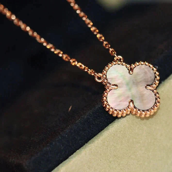 [Raffine] COLLAR DE NÁCAR GRIS DE 15 MM DE TRÉBOL