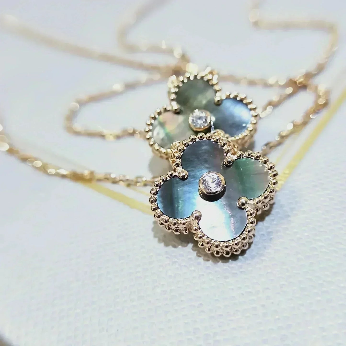 [Raffine] COLLAR DE TRÉBOL DE 15 MM CON DIAMANTES Y NÁCAR