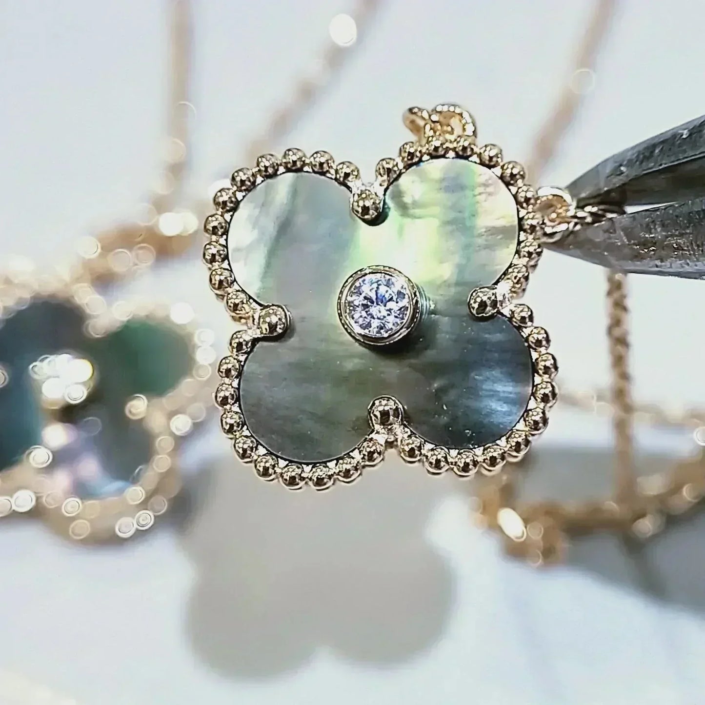 [Raffine] COLLAR DE TRÉBOL DE 15 MM CON DIAMANTES Y NÁCAR