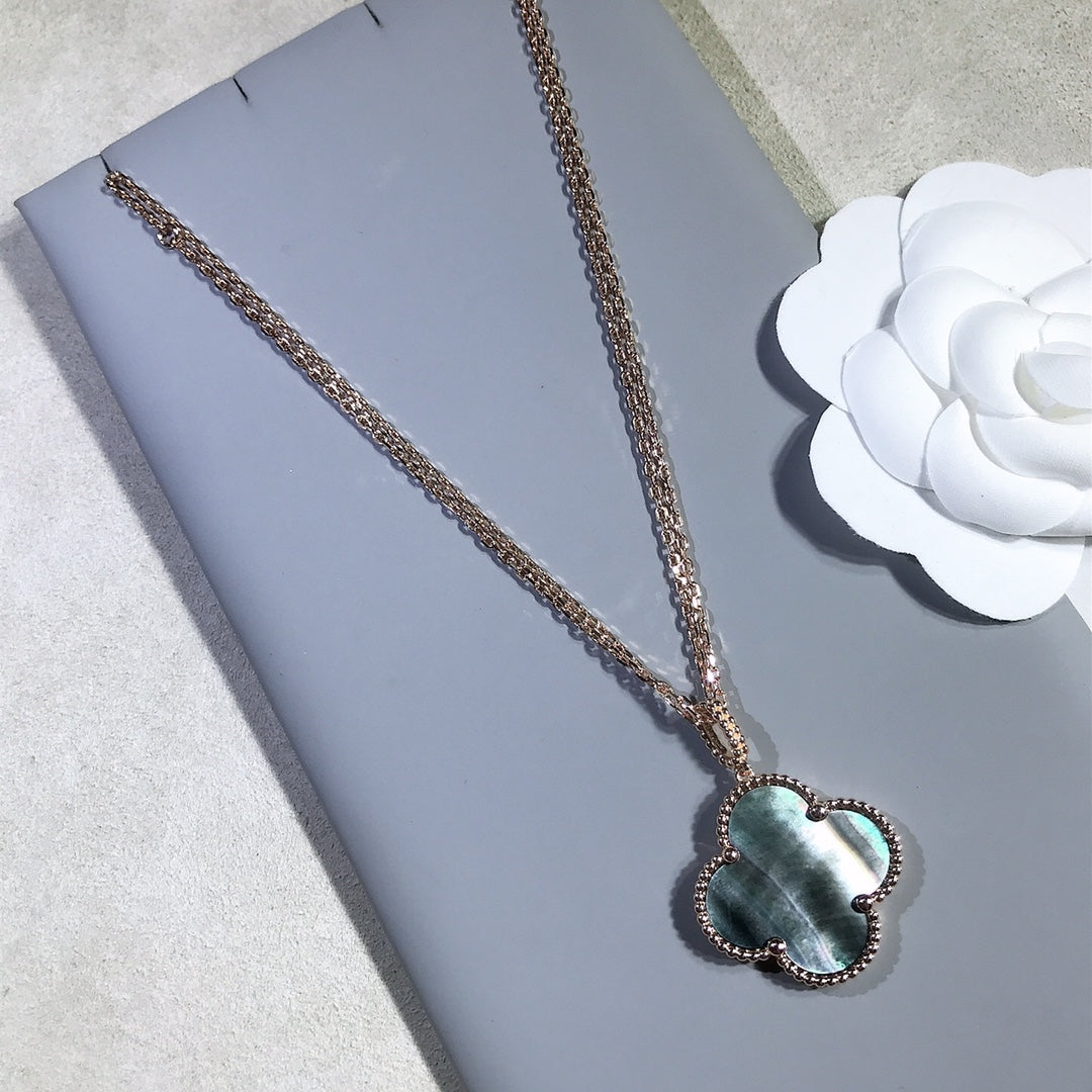 [Raffine] COLLAR DE TRÉBOL GRANDE DE 25 MM DE ORO CON TRAPEZOIDAL OSCURO