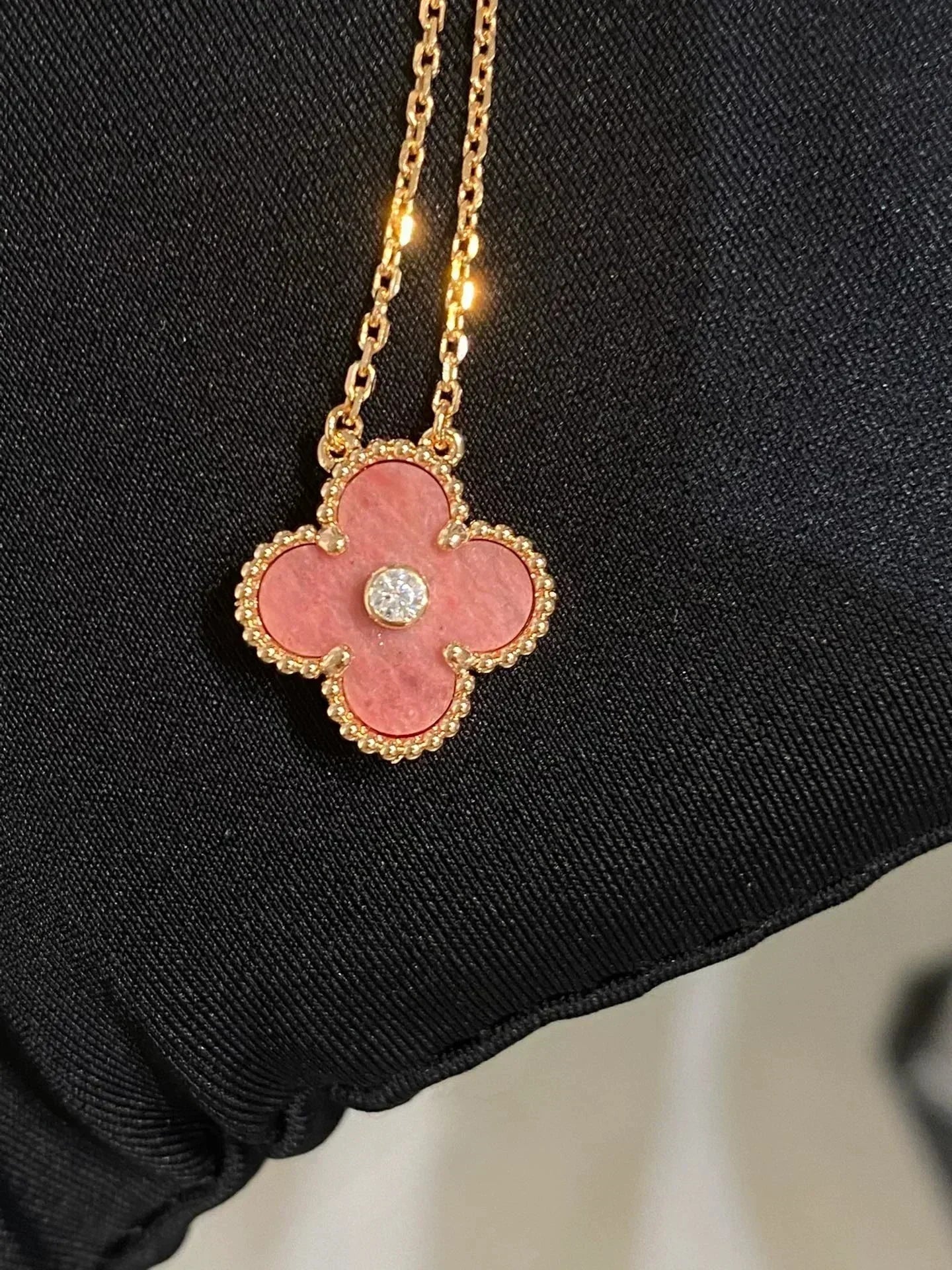 [Raffine] COLLAR DE RODONITA CON DIAMANTES DE 15 MM DE TRÉBOL
