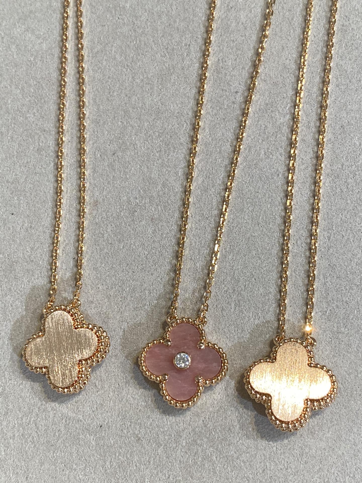 [Raffine] COLLAR DE RODONITA CON DIAMANTES DE 15 MM DE TRÉBOL