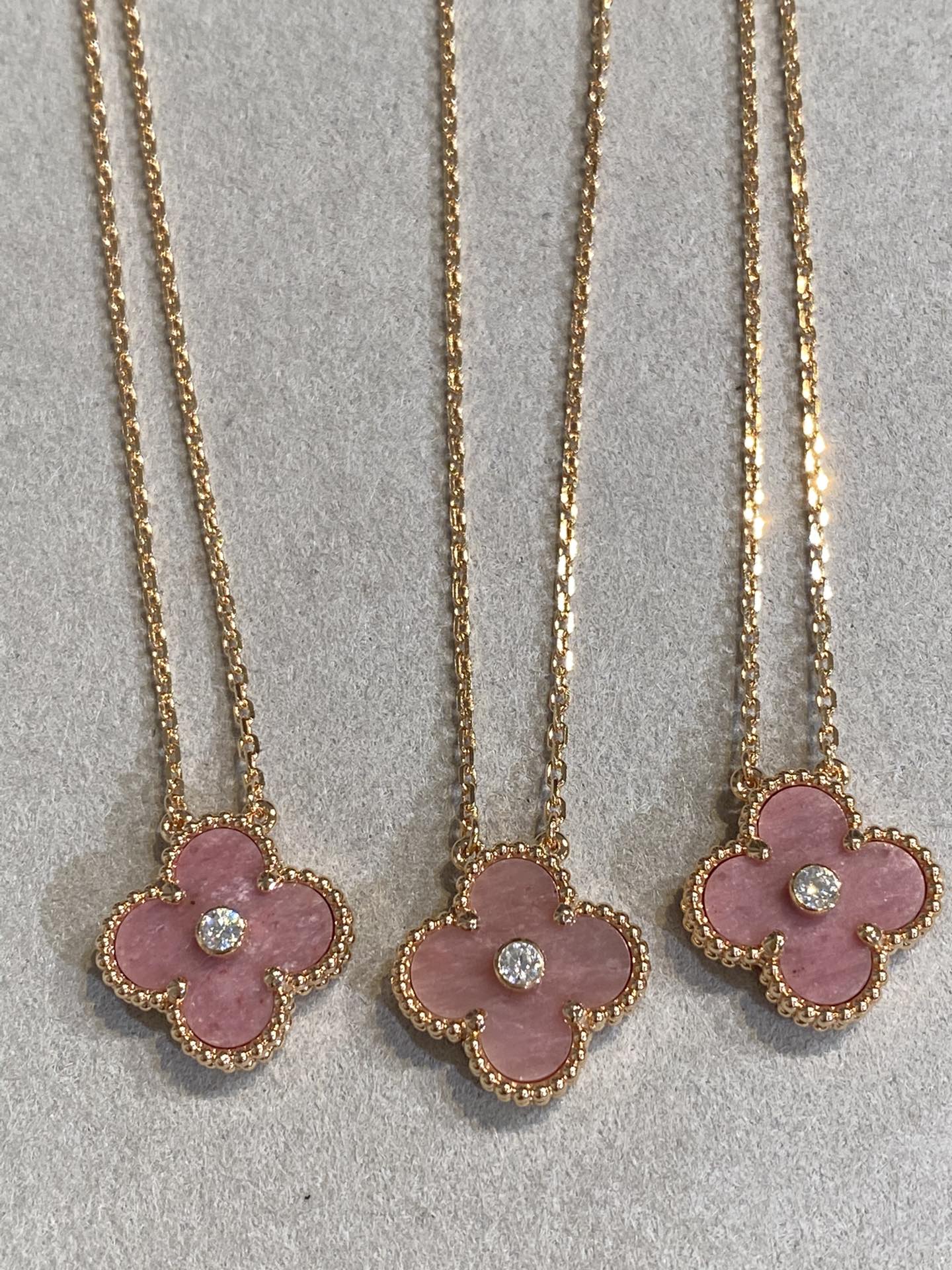 [Raffine] COLLAR DE RODONITA CON DIAMANTES DE 15 MM DE TRÉBOL