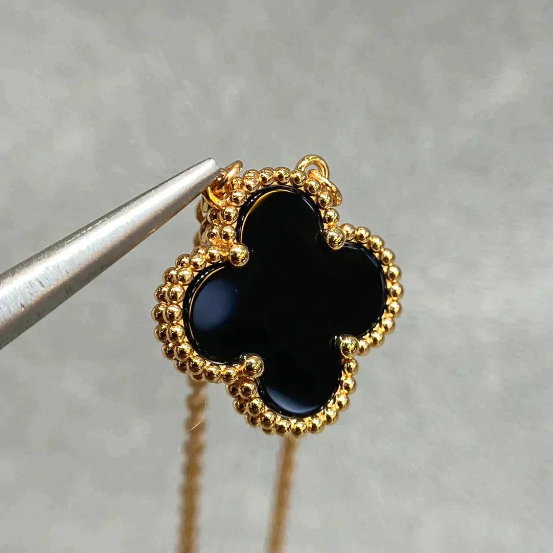 [Raffine] COLLAR DE UNA SOLA FLOR DE ÓNIX NEGRO DE 15 MM DE TRÉBOL