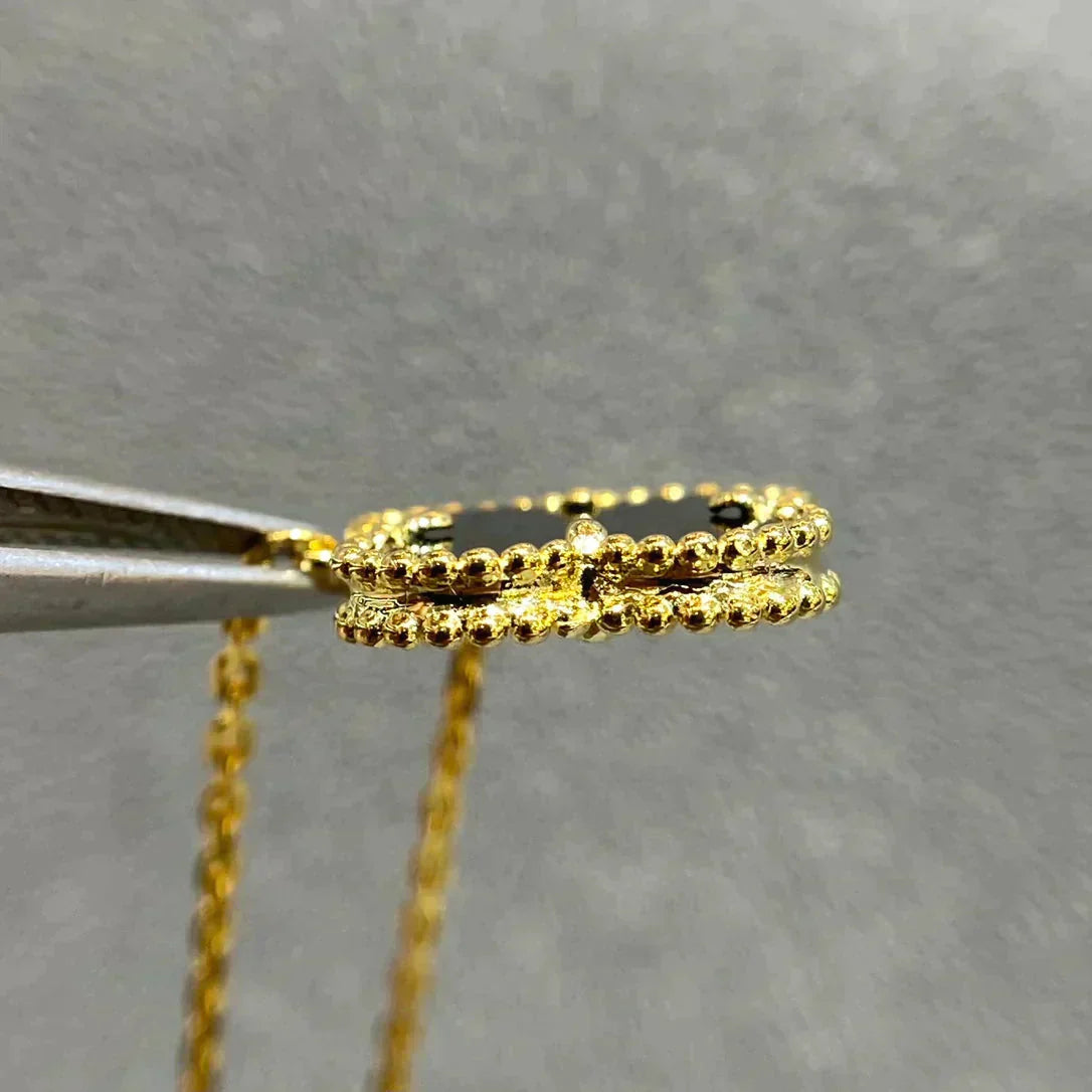 [Raffine] COLLAR DE UNA SOLA FLOR DE ÓNIX NEGRO DE 15 MM DE TRÉBOL