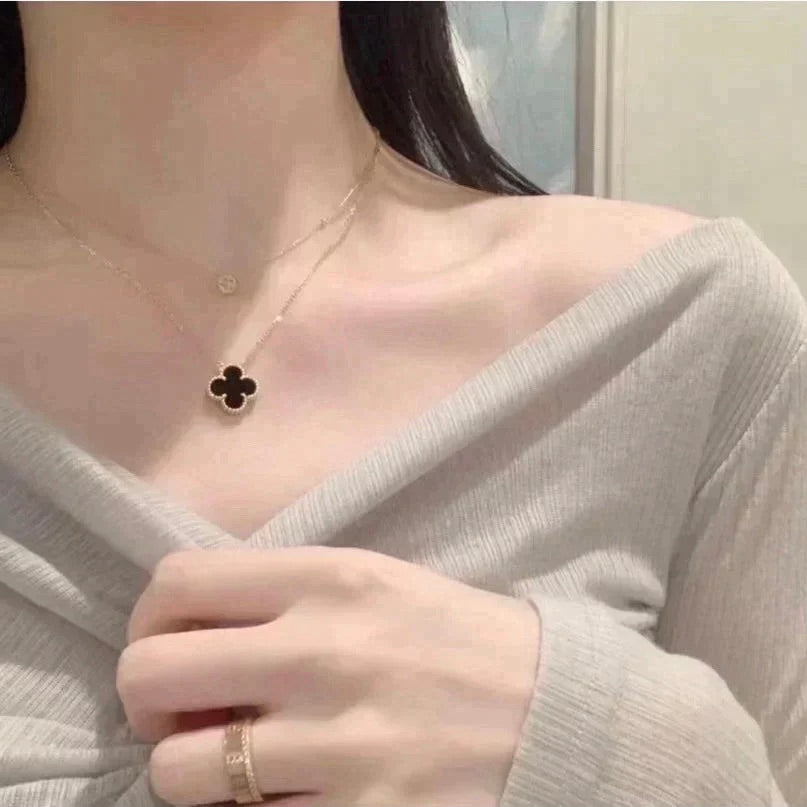 [Raffine] COLLAR DE UNA SOLA FLOR DE ÓNIX NEGRO DE 15 MM DE TRÉBOL