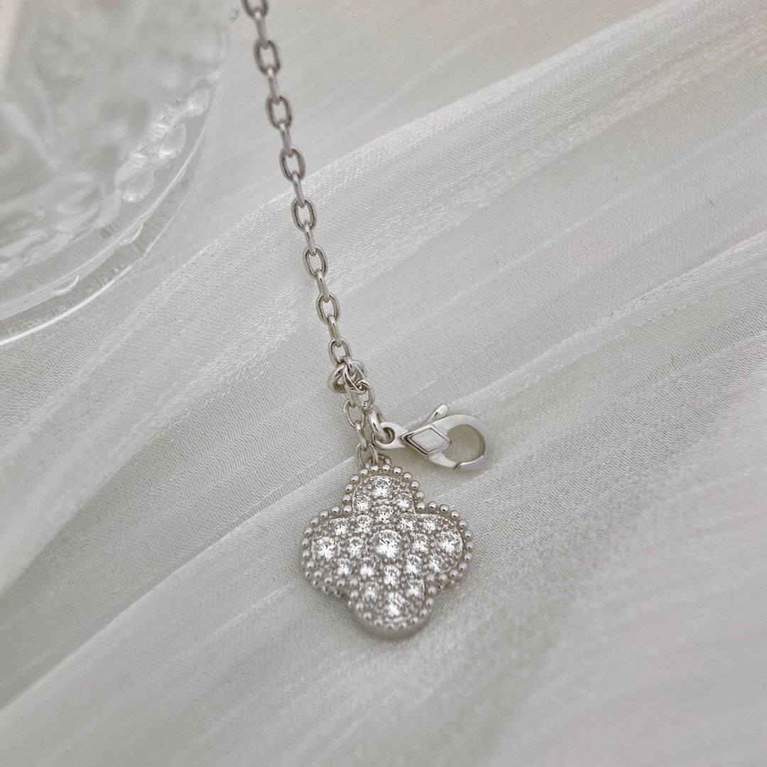 [Raffine] COLLAR DE PLATA Y DIAMANTES CON 5 MOTIVOS DE TRÉBOL