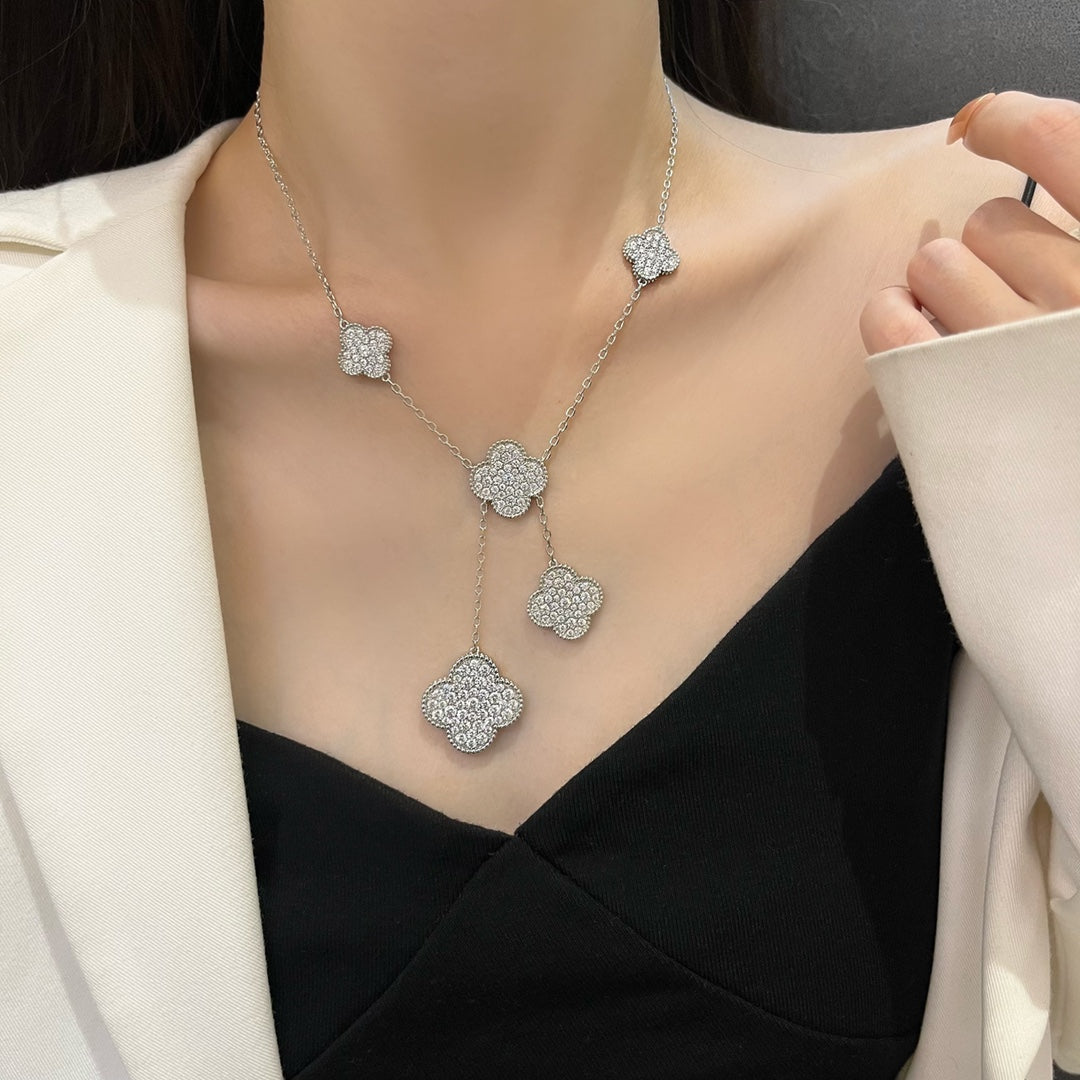 [Raffine] COLLAR DE PLATA Y DIAMANTES CON 5 MOTIVOS DE TRÉBOL