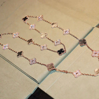 [Raffine] COLLAR DE DIAMANTES CON TRAPEZOIDAL OSCURO CON 20 MOTIVOS DE TRÉBOL