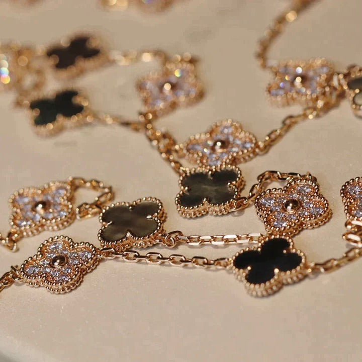 [Raffine] COLLAR DE DIAMANTES CON TRAPEZOIDAL OSCURO CON 20 MOTIVOS DE TRÉBOL