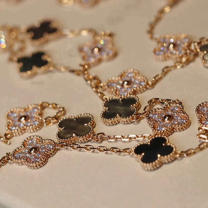 [Raffine] COLLAR DE DIAMANTES CON TRAPEZOIDAL OSCURO CON 20 MOTIVOS DE TRÉBOL