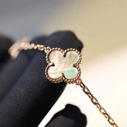 [Raffine] COLLAR DE DIAMANTES CON TRAPEZOIDAL OSCURO CON 20 MOTIVOS DE TRÉBOL
