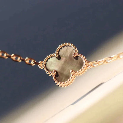 [Raffine] COLLAR DE DIAMANTES CON TRAPEZOIDAL OSCURO CON 20 MOTIVOS DE TRÉBOL