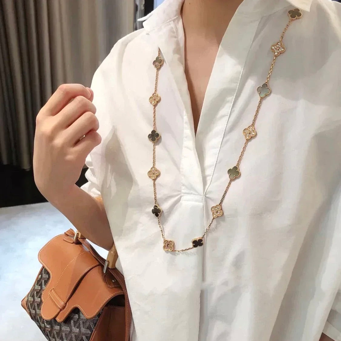 [Raffine] COLLAR DE DIAMANTES CON TRAPEZOIDAL OSCURO CON 20 MOTIVOS DE TRÉBOL