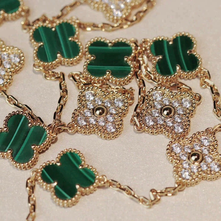 [Raffine] COLLAR DE DIAMANTES Y MALAQUITA CON 20 MOTIVOS DE TRÉBOL