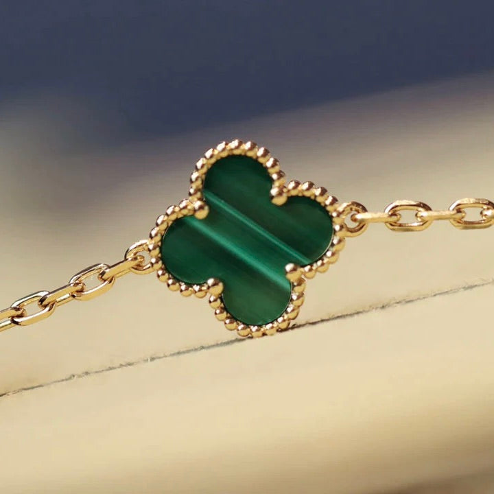 [Raffine] COLLAR DE DIAMANTES Y MALAQUITA CON 20 MOTIVOS DE TRÉBOL