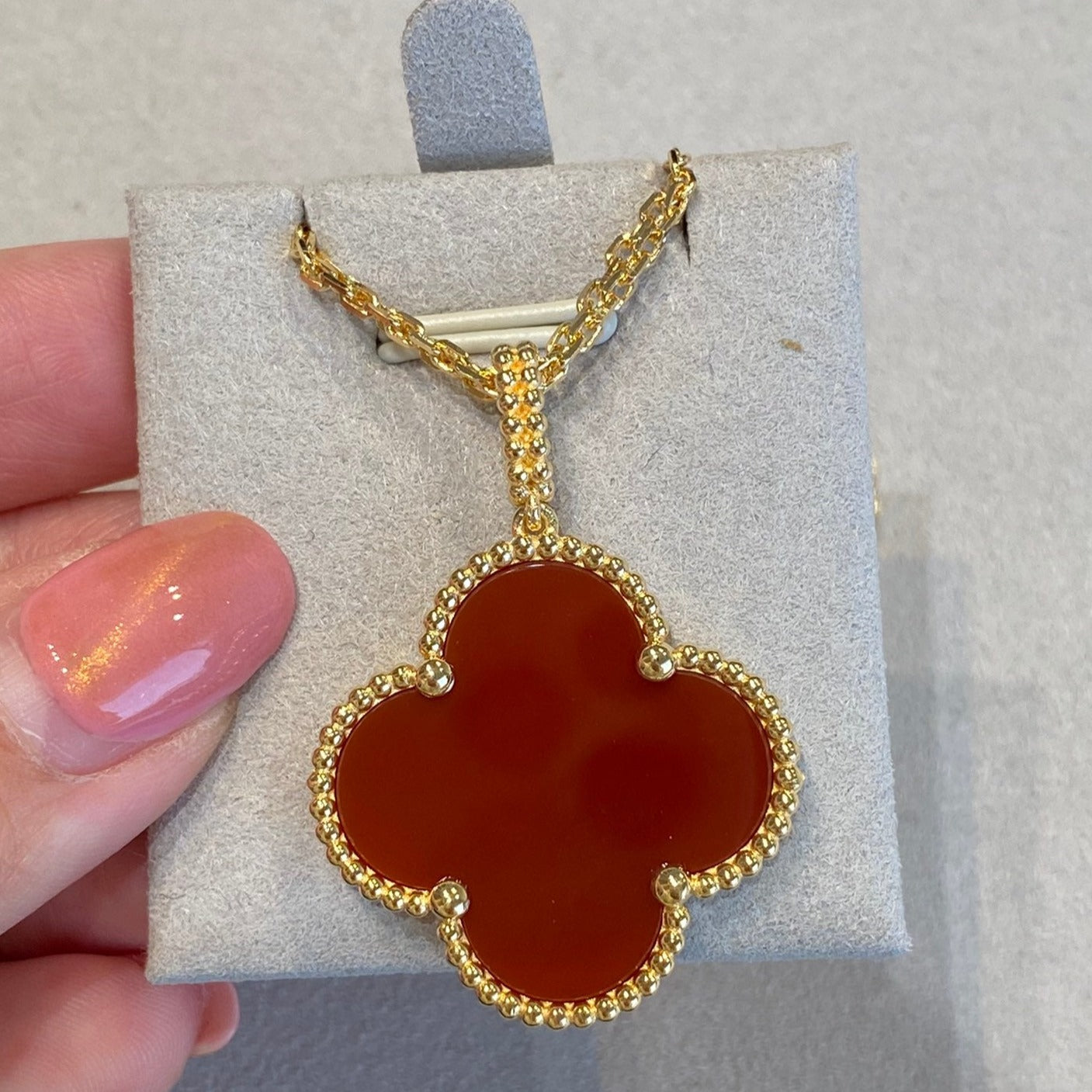 [Raffine] COLLAR TRÉBOL 25MM ORO CORNALINA