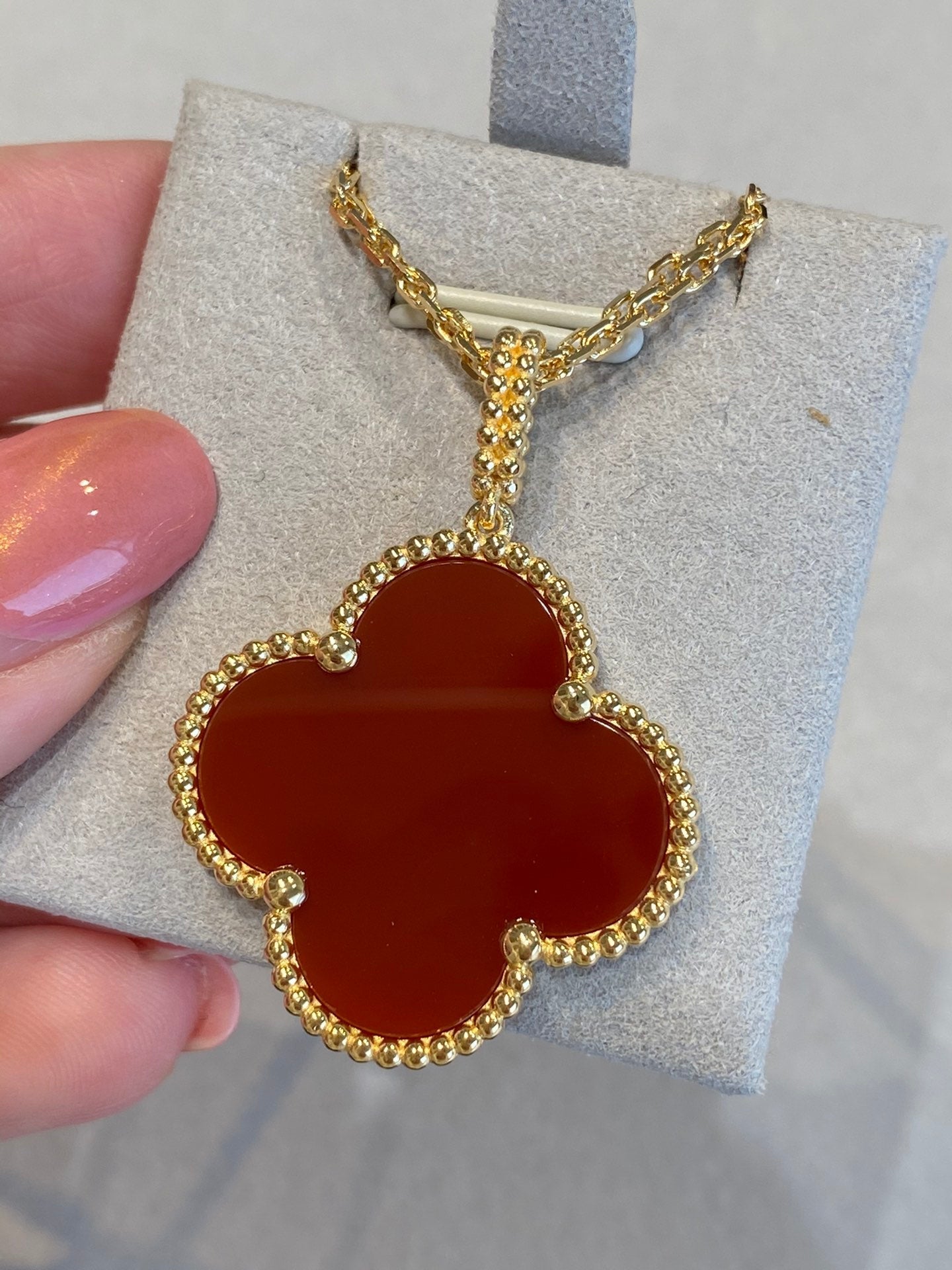 [Raffine] COLLAR TRÉBOL 25MM ORO CORNALINA
