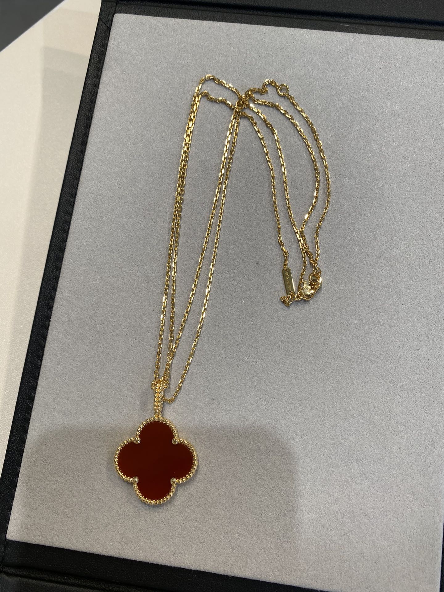 [Raffine] COLLAR TRÉBOL 25MM ORO CORNALINA
