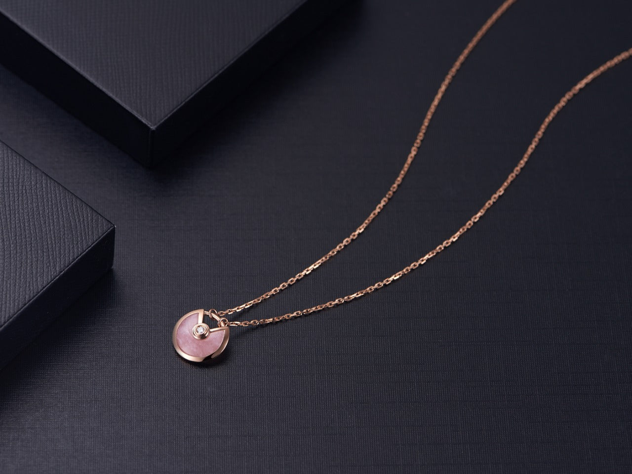 [Raffine] COLLAR AMULETTE DE ORO ROSA CON TRAPEADOR ROSA