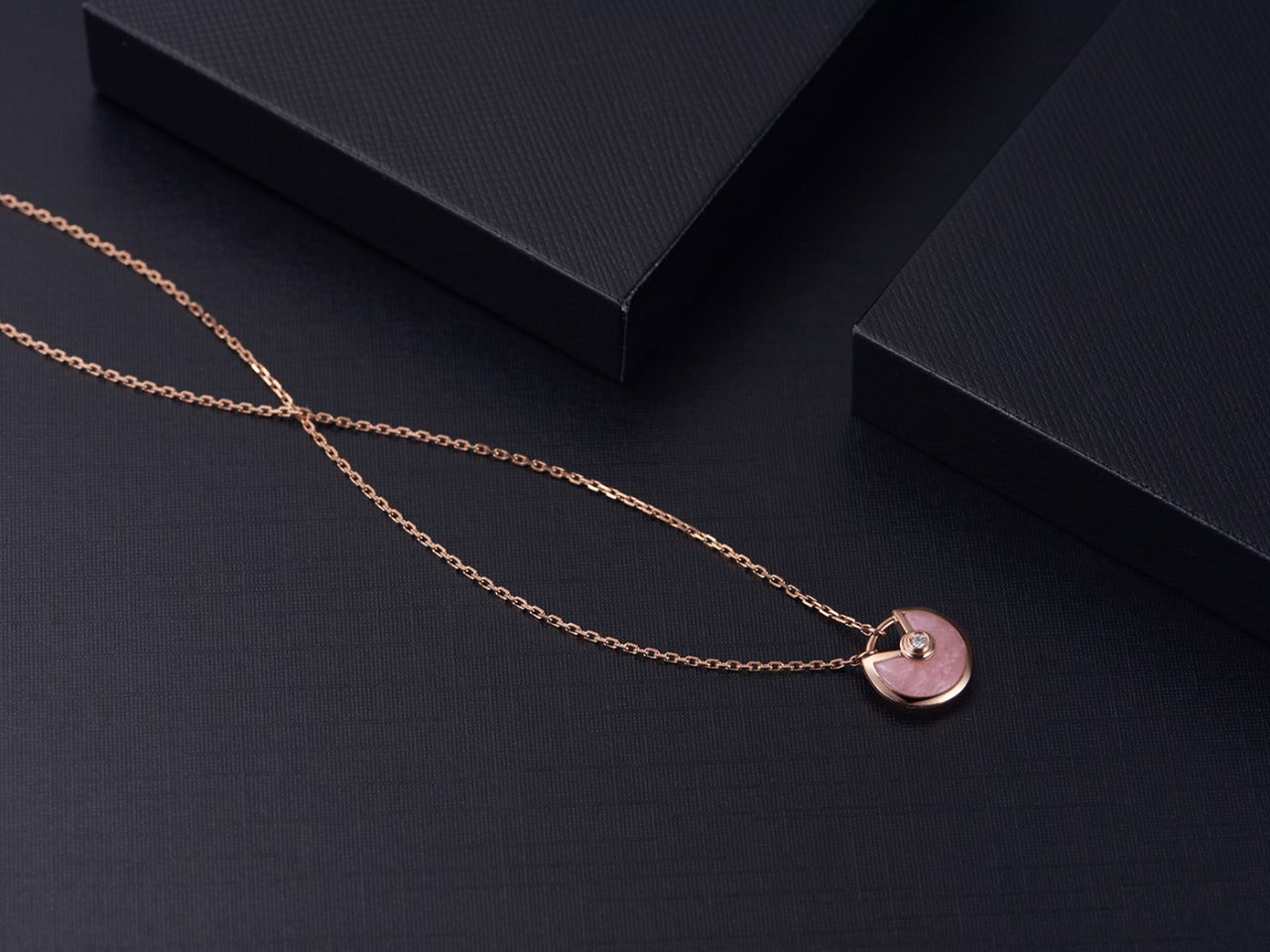 [Raffine] COLLAR AMULETTE DE ORO ROSA CON TRAPEADOR ROSA
