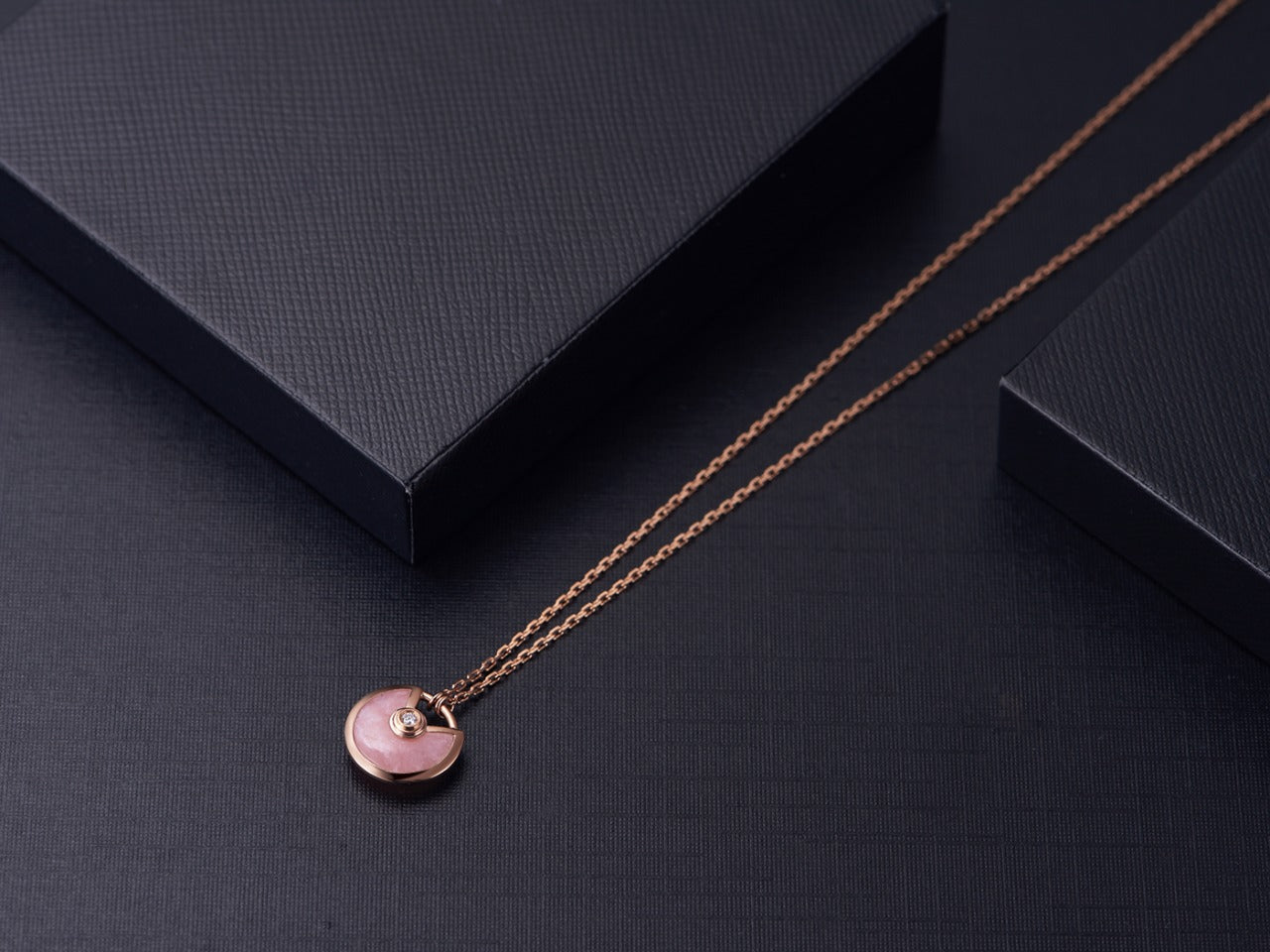[Raffine] COLLAR AMULETTE DE ORO ROSA CON TRAPEADOR ROSA