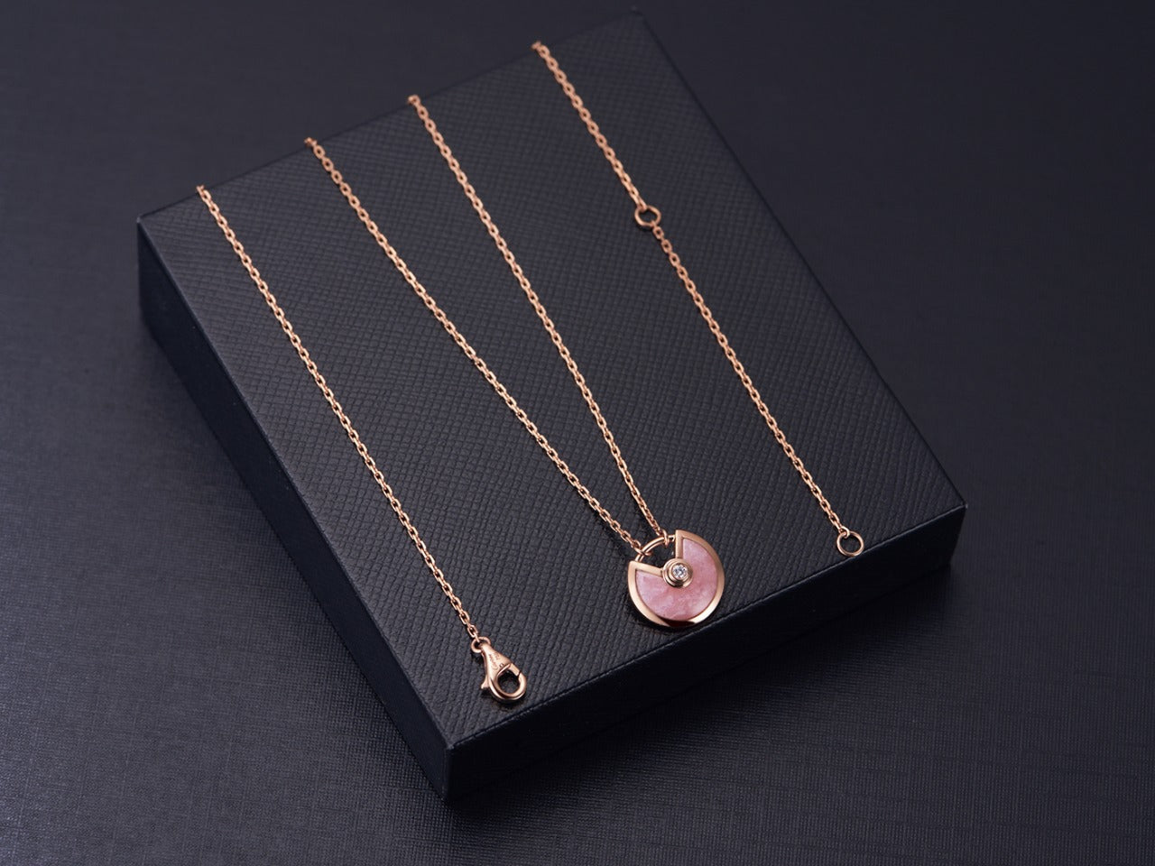 [Raffine] COLLAR AMULETTE DE ORO ROSA CON TRAPEADOR ROSA