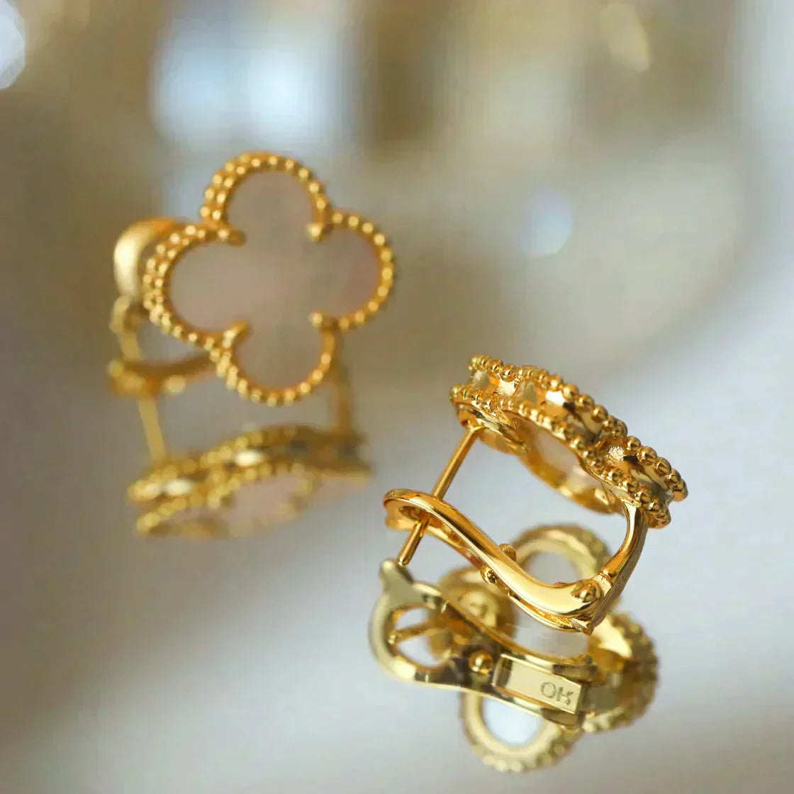 [Raffine]CLOVER MEDIUM 1 MOTIFS  WHITE MOP STUD EARRINGS