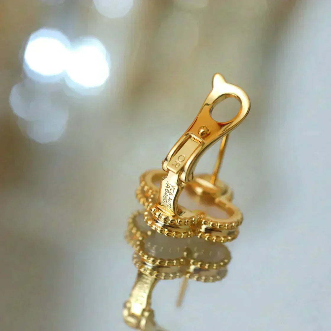 [Raffine]CLOVER MEDIUM 1 MOTIFS  WHITE MOP STUD EARRINGS