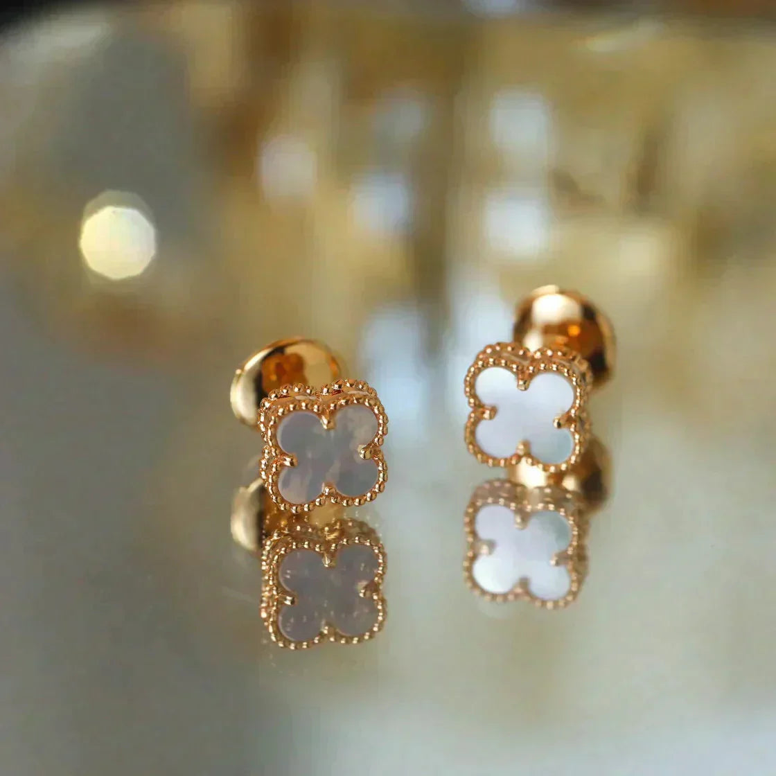 [Raffine]CLOVER MINI 9.5MM WHITE MOP EARRINGS