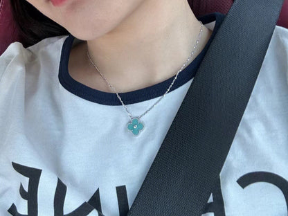 [Raffine] COLLAR DE PLATA AZUL CLARO CON 1 DIAMANTE DE TRÉBOL