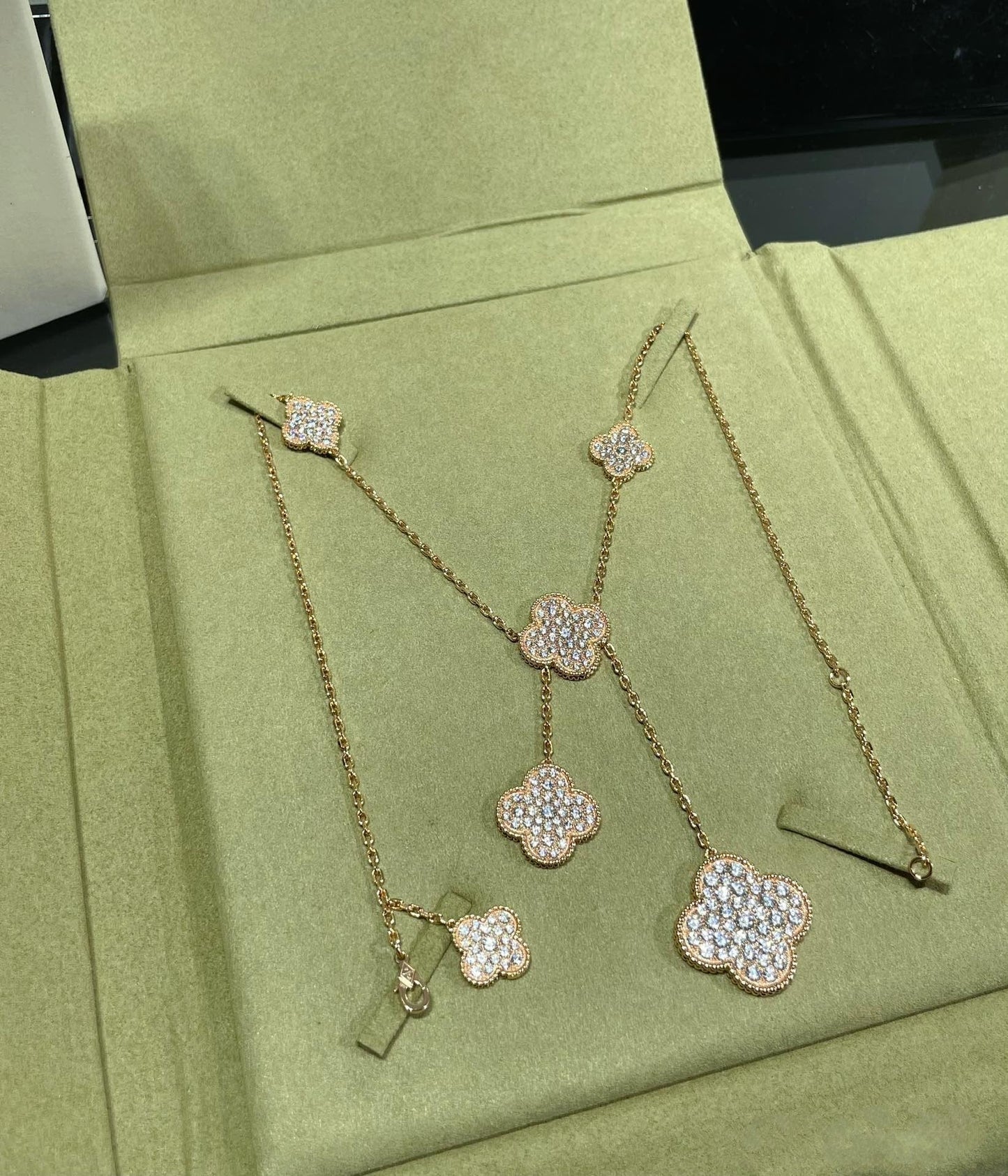 [Raffine] COLLAR CON 6 MOTIVOS DE TRÉBOL Y DIAMANTES PAVÉ