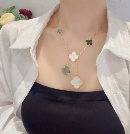 [Raffine] COLLAR DE ORO CON ÓNIX Y MOTIVO DE TRÉBOL DE 6 PIEDRAS 
