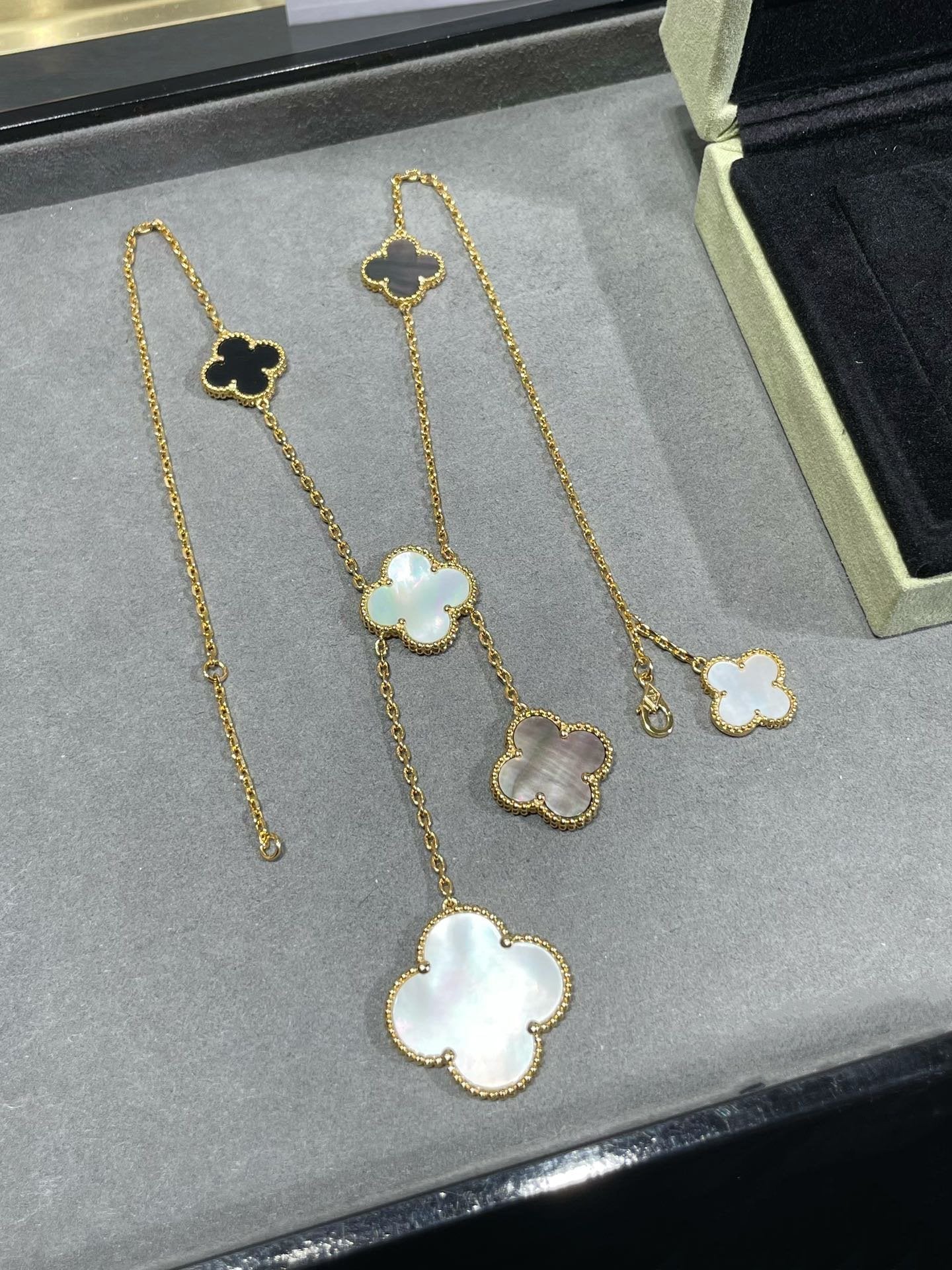 [Raffine] COLLAR DE ORO CON ÓNIX Y MOTIVO DE TRÉBOL DE 6 PIEDRAS 