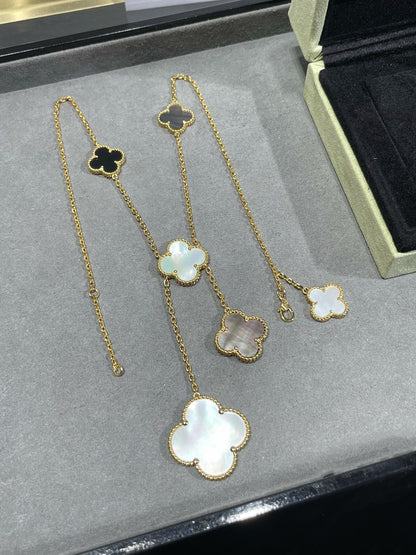 [Raffine] COLLAR DE ORO CON ÓNIX Y MOTIVO DE TRÉBOL DE 6 PIEDRAS 