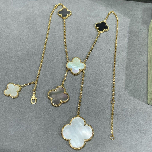 [Raffine] COLLAR DE ORO CON ÓNIX Y MOTIVO DE TRÉBOL DE 6 PIEDRAS 