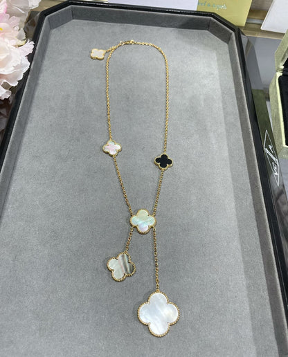 [Raffine] COLLAR DE ORO CON ÓNIX Y MOTIVO DE TRÉBOL DE 6 PIEDRAS 
