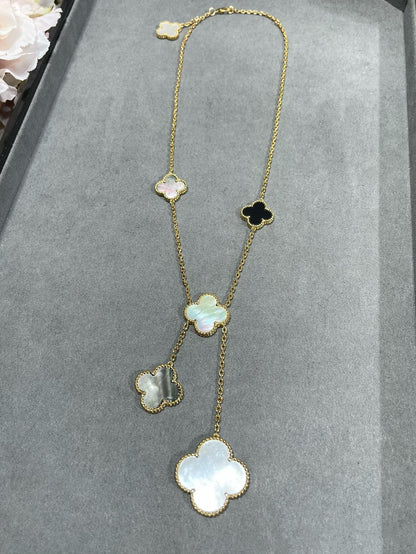 [Raffine] COLLAR DE ORO CON ÓNIX Y MOTIVO DE TRÉBOL DE 6 PIEDRAS 