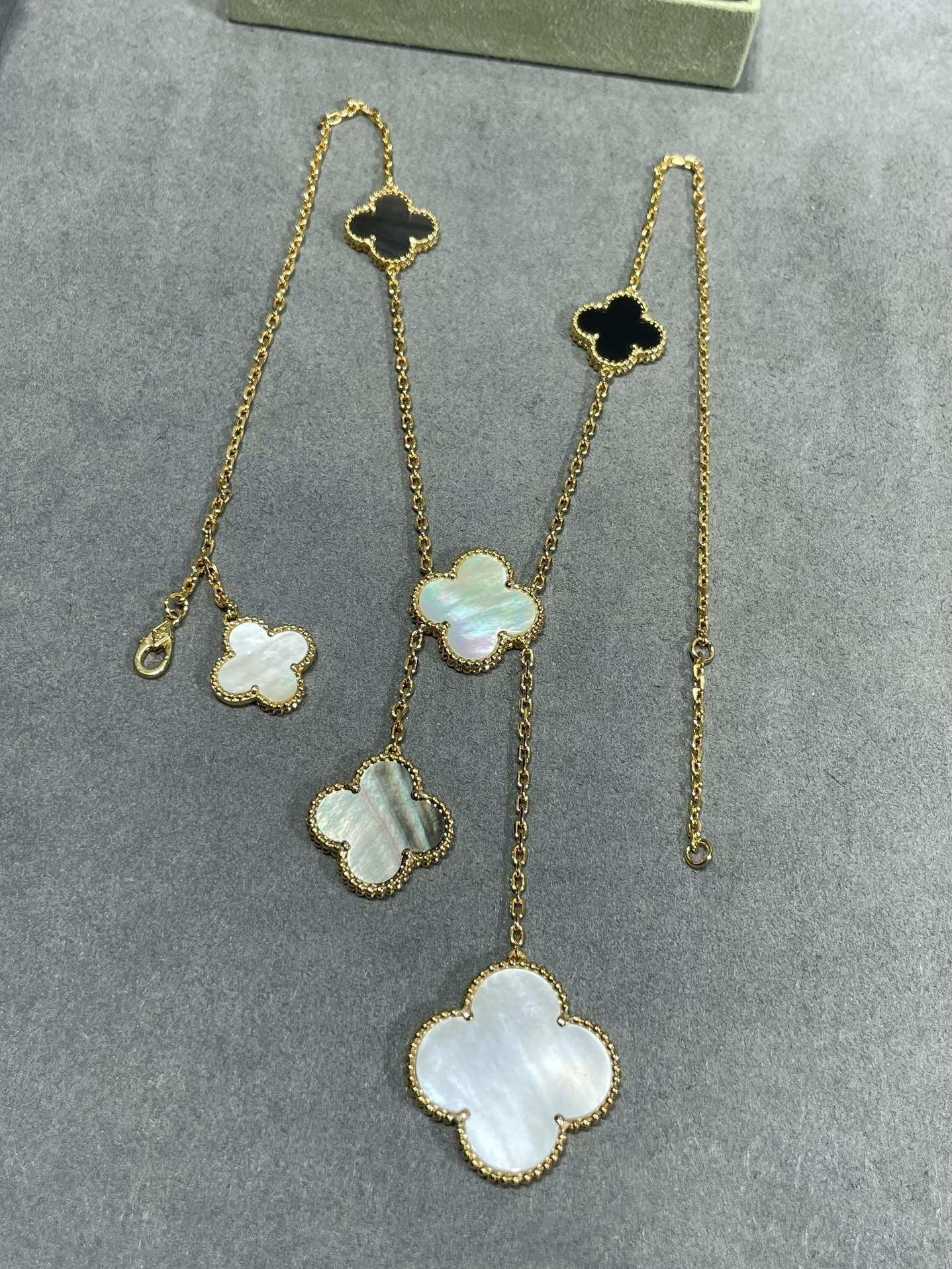 [Raffine] COLLAR DE ORO CON ÓNIX Y MOTIVO DE TRÉBOL DE 6 PIEDRAS 