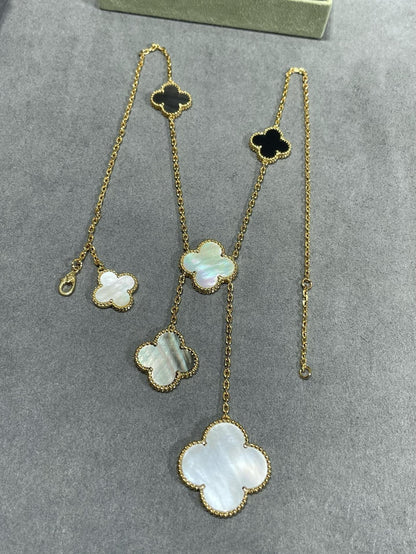 [Raffine] COLLAR DE ORO CON ÓNIX Y MOTIVO DE TRÉBOL DE 6 PIEDRAS 