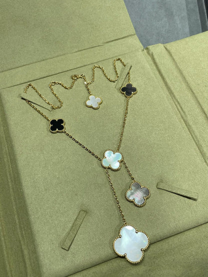 [Raffine] COLLAR DE ORO CON ÓNIX Y MOTIVO DE TRÉBOL DE 6 PIEDRAS 