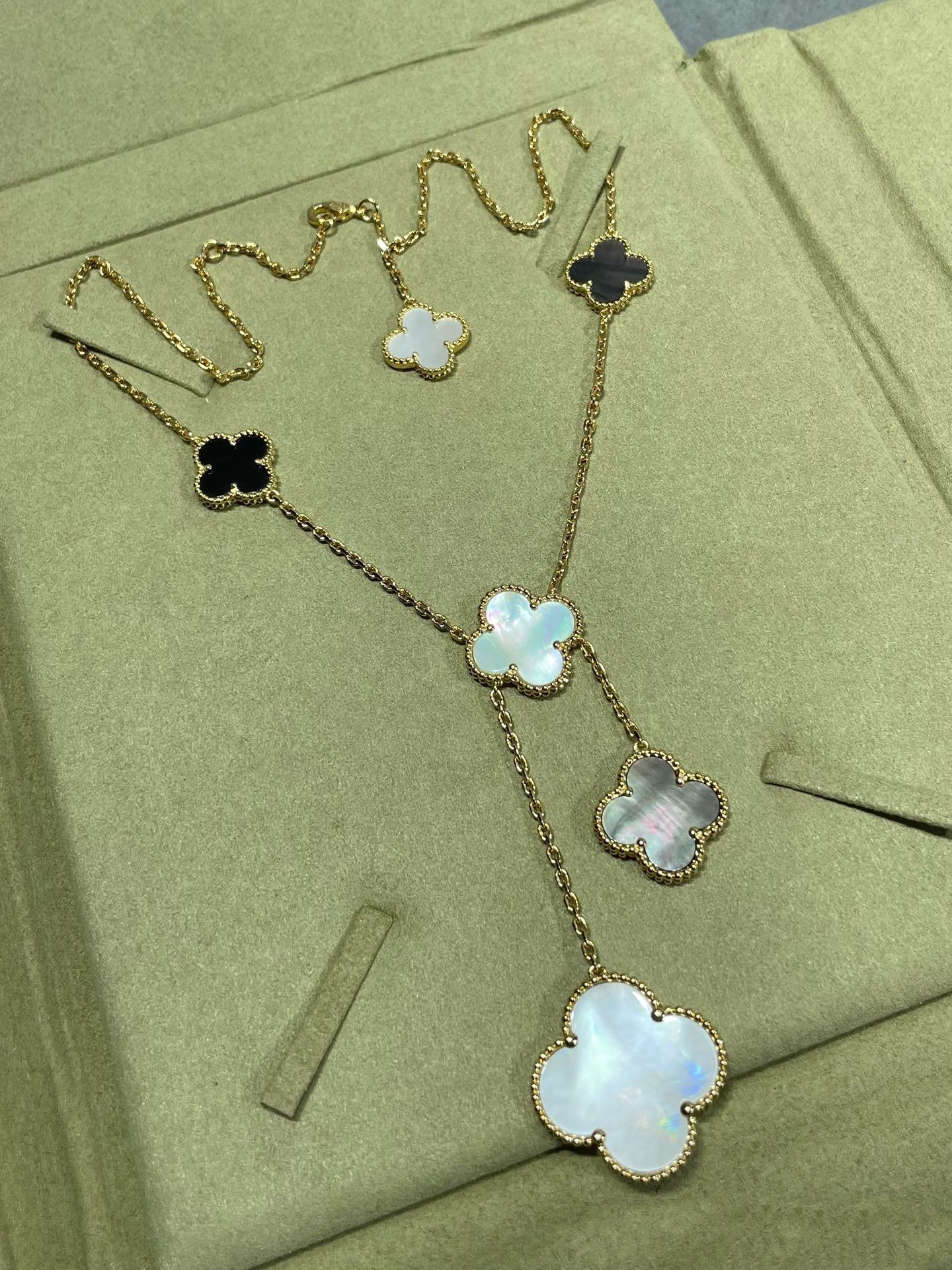 [Raffine] COLLAR DE ORO CON ÓNIX Y MOTIVO DE TRÉBOL DE 6 PIEDRAS 