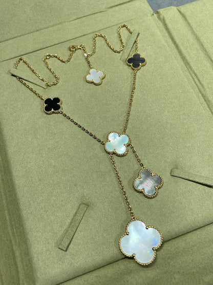 [Raffine] COLLAR DE ORO CON ÓNIX Y MOTIVO DE TRÉBOL DE 6 PIEDRAS 