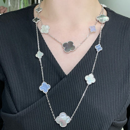 [Raffine] COLLAR DE PLATA CON 16 MOTIVOS DE TRÉBOL Y CALCEDONIA