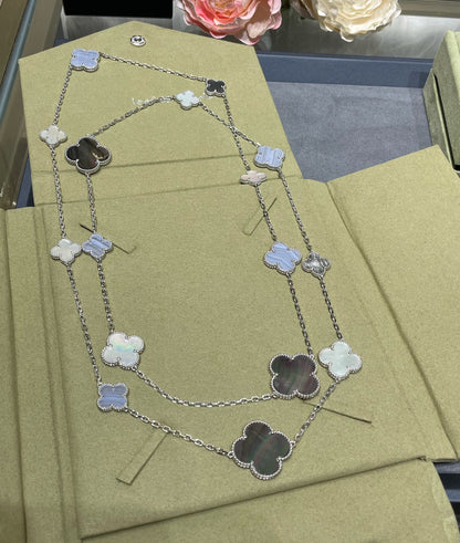 [Raffine] COLLAR DE PLATA CON 16 MOTIVOS DE TRÉBOL Y CALCEDONIA