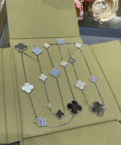 [Raffine] COLLAR DE PLATA CON 16 MOTIVOS DE TRÉBOL Y CALCEDONIA