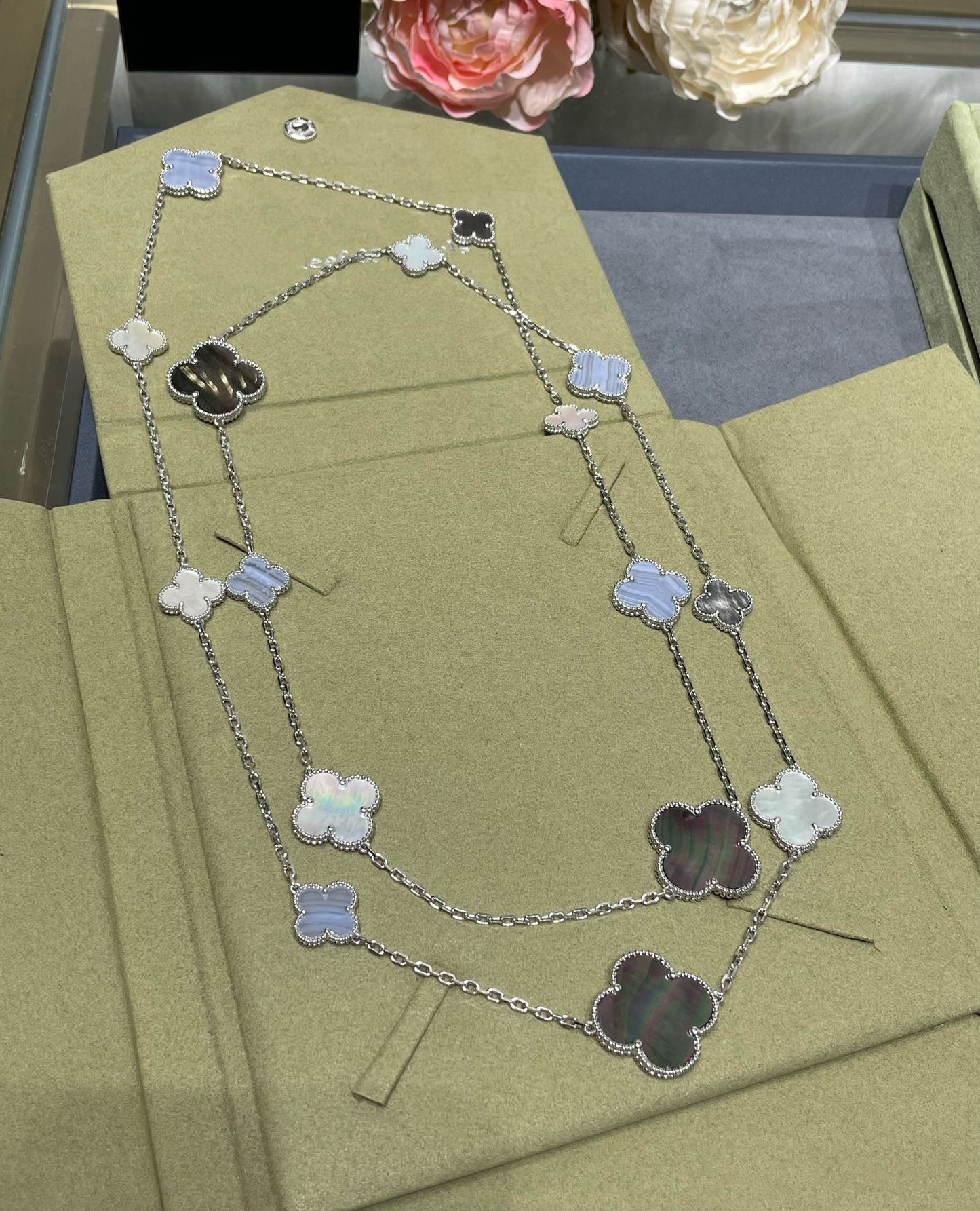 [Raffine] COLLAR DE PLATA CON 16 MOTIVOS DE TRÉBOL Y CALCEDONIA